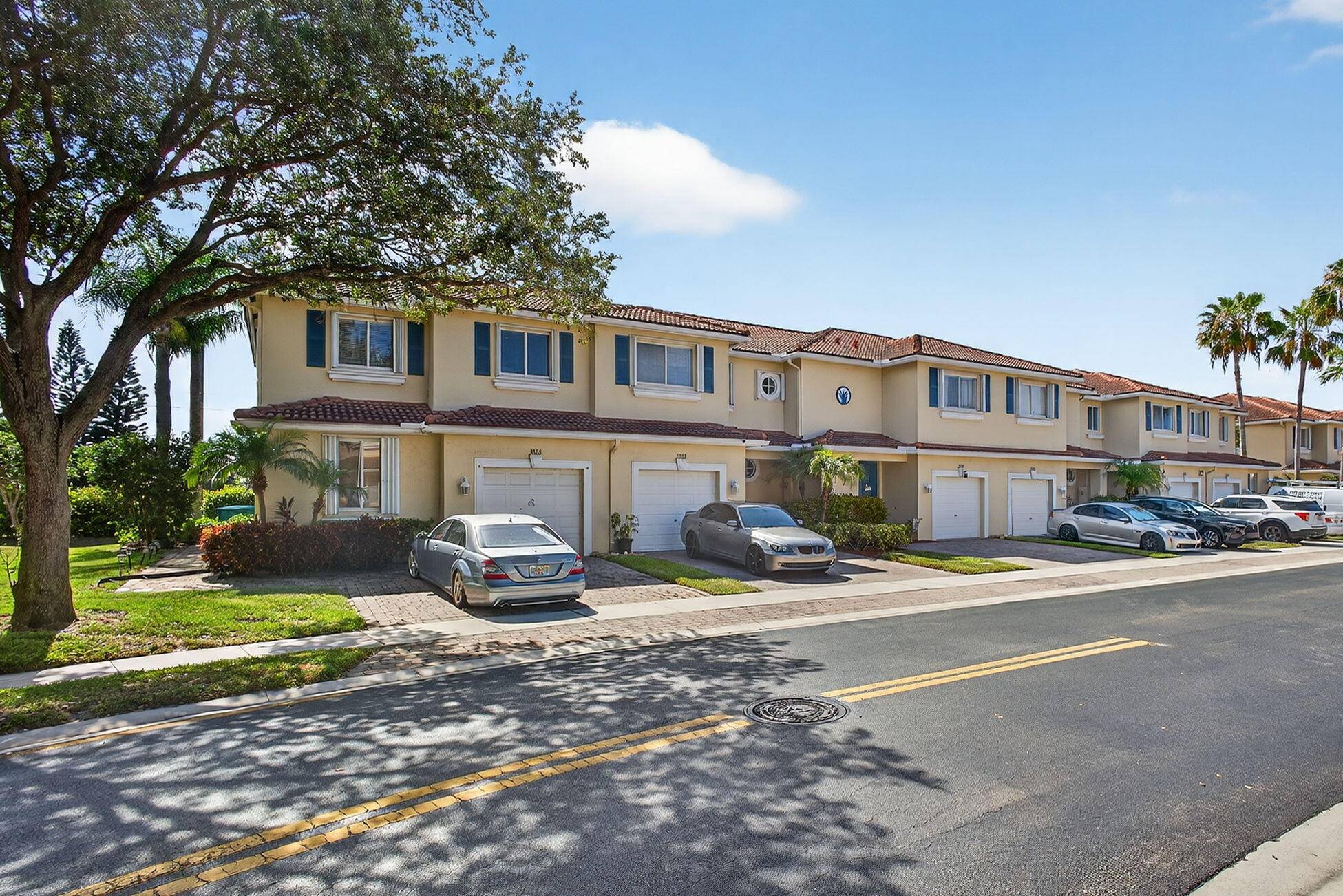 Welcome to this charming townhome located in the heart of Boynton Beach.