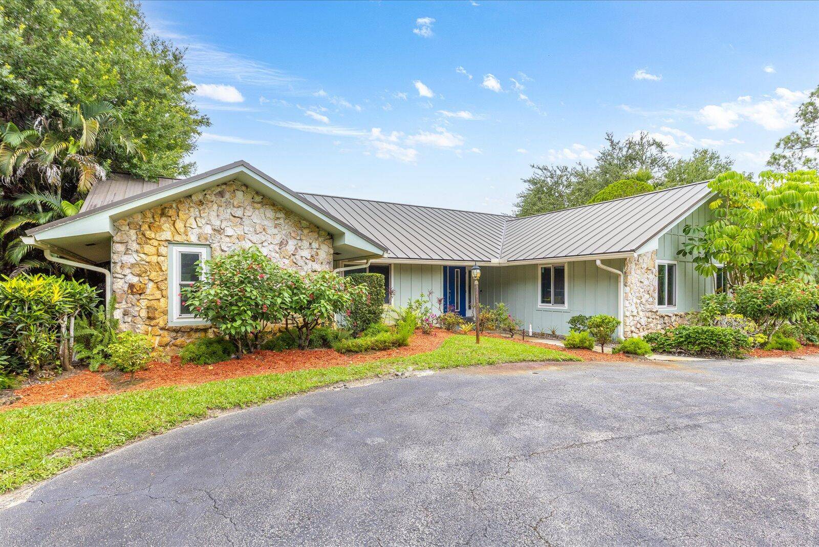 SPACIOUS Family Home in Gated Golf Community Crane Creek !