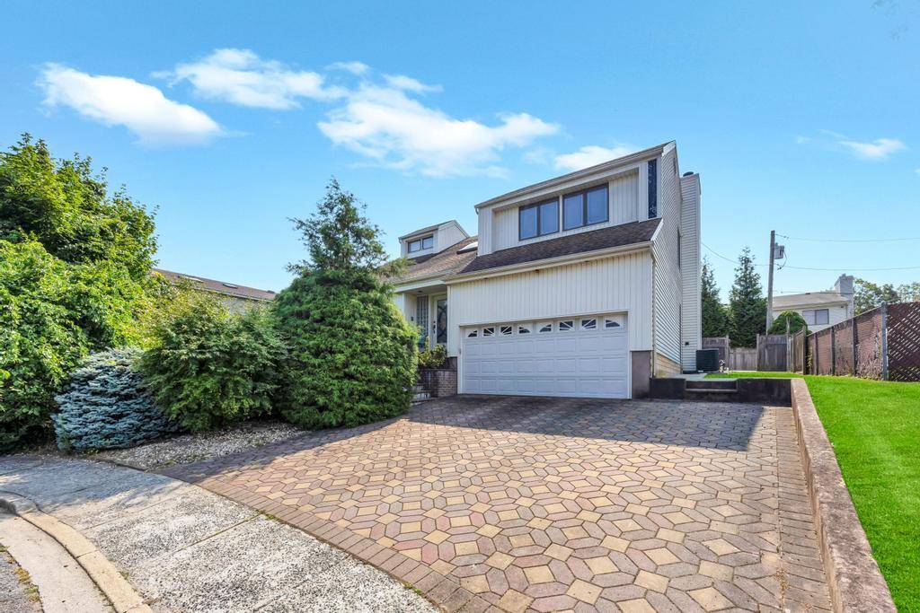 4 Bedroom Contemporary in Prime Location in Plainview Welcome to this stunning contemporary home offering 4 spacious bedrooms and 2.