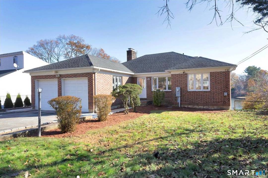 Oh, the views ! Get your swimsuit on and enjoy sunny days at this 3BR Lake Forest rental.