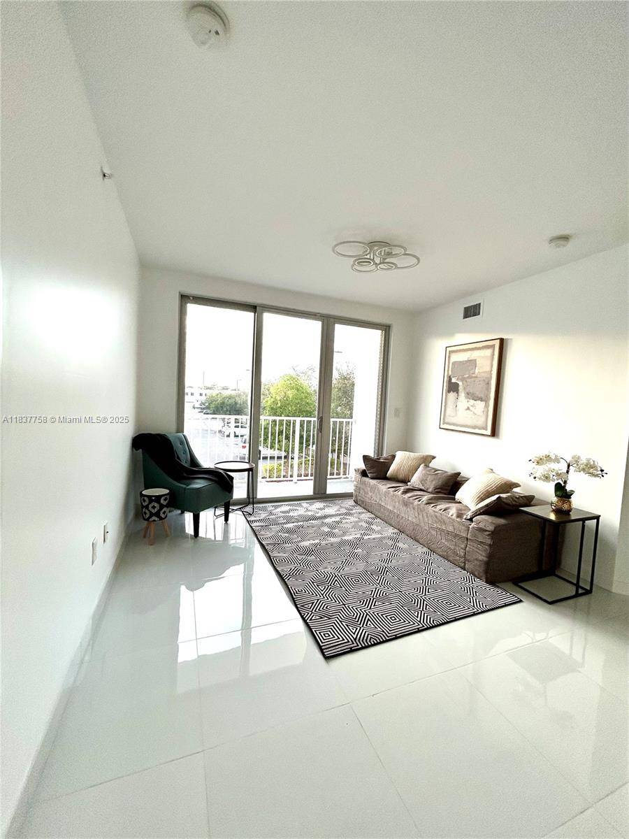3bed 2bath 2018 construction in a boutique building enclosed in a stunning townhome community a block from Aventura Waterways Elementary, HCA Hospital, Gulfstream and Aventura Mall and the brightline.