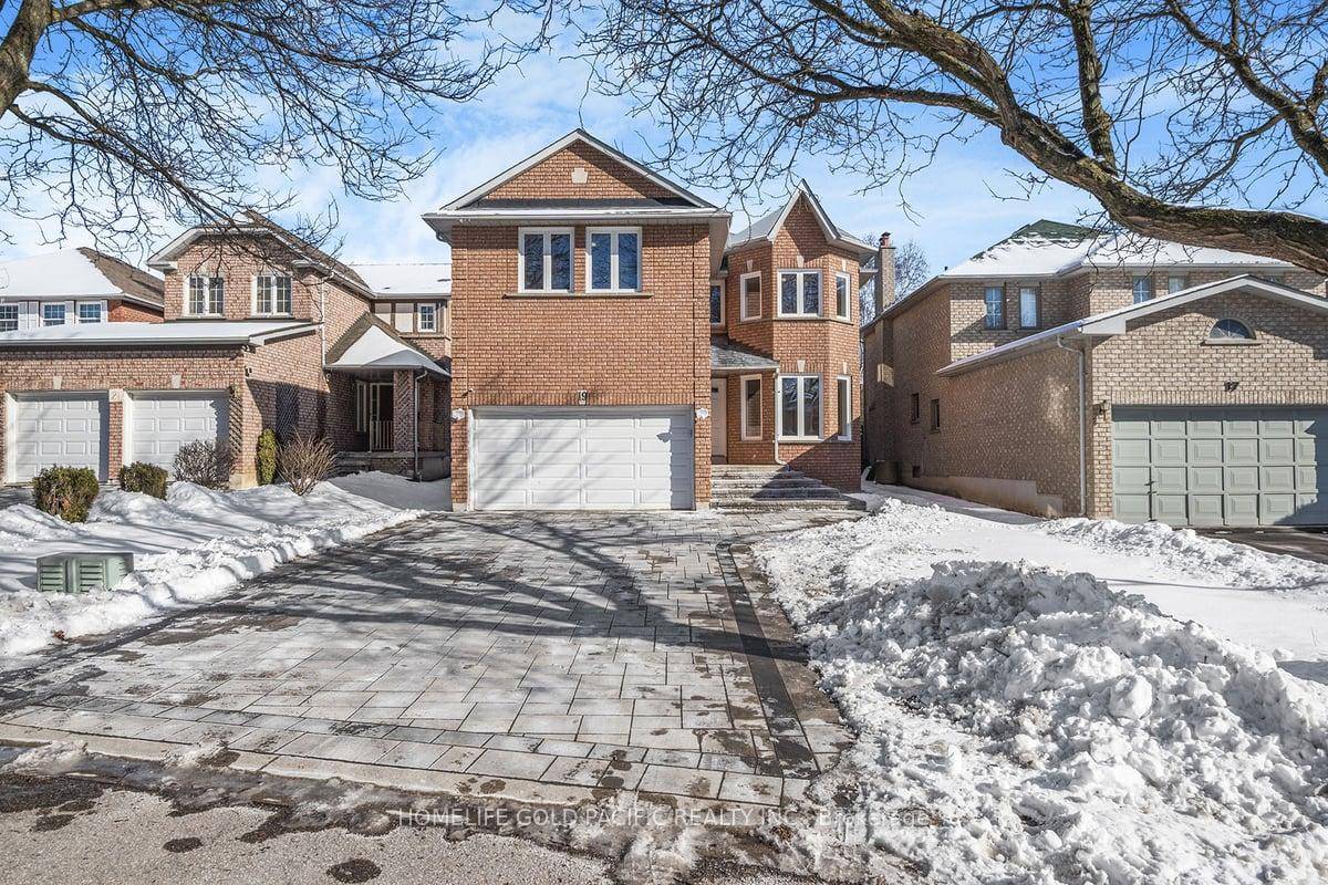 Welcome to this stunning 5 bedroom, 4 bathroom detached home in the heart of Richmond Hill !