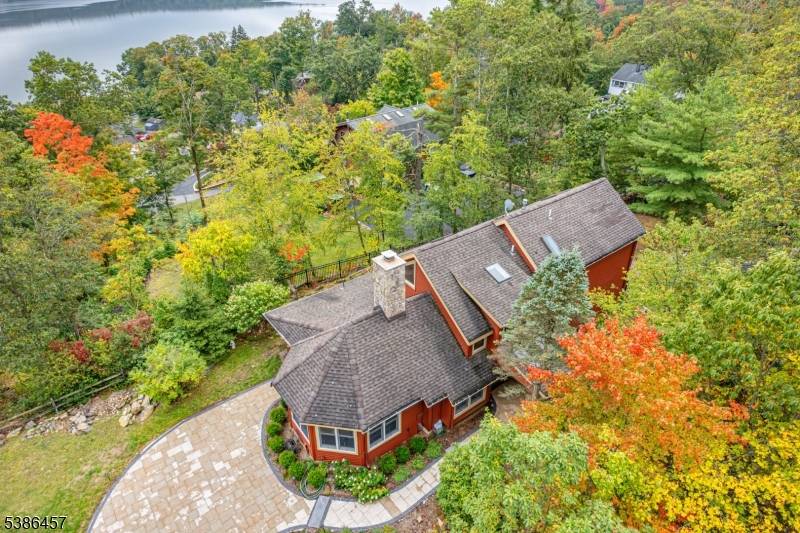Vacation every day is this beautiful extended log home !