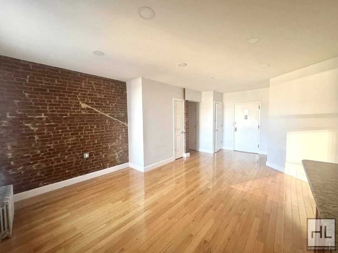A bright, sunny 3 ? bedroom, unit nestled in Washington Heights.
