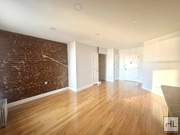A bright, sunny 3 ? bedroom, unit nestled in Washington Heights.