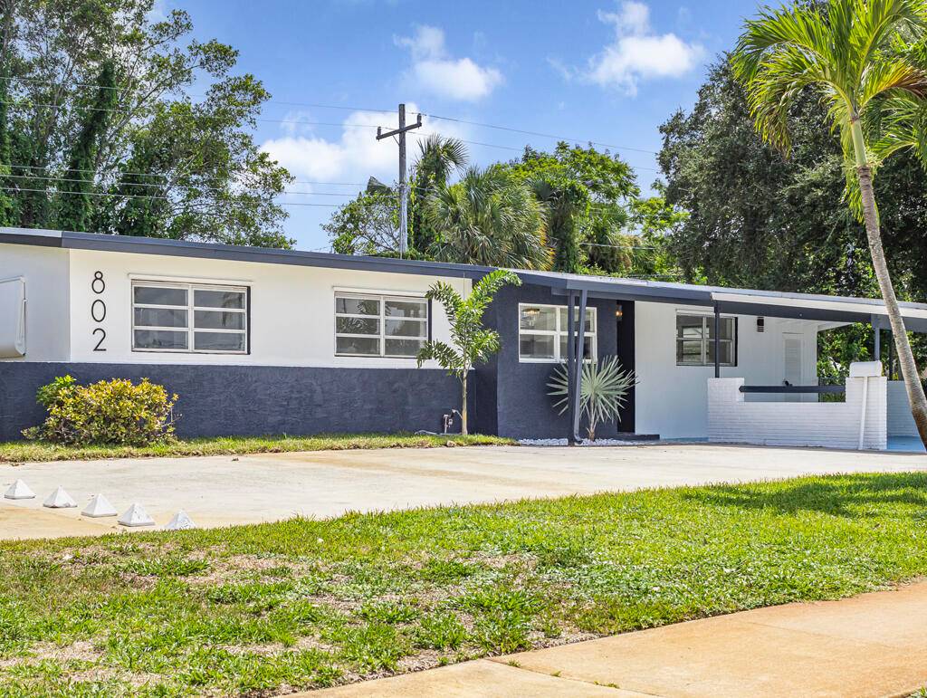 Stunningly Redesigned Home in the Heart of North Palm Beach Village.