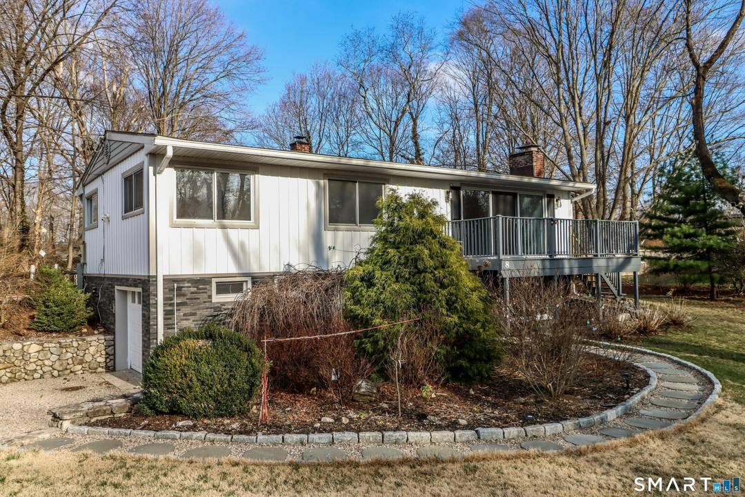 Welcome to this charming single family rental in the highly desirable Cranbury neighborhood of Norwalk.