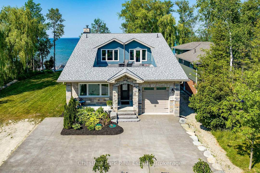 Outstanding waterfront residence in Collingwood !