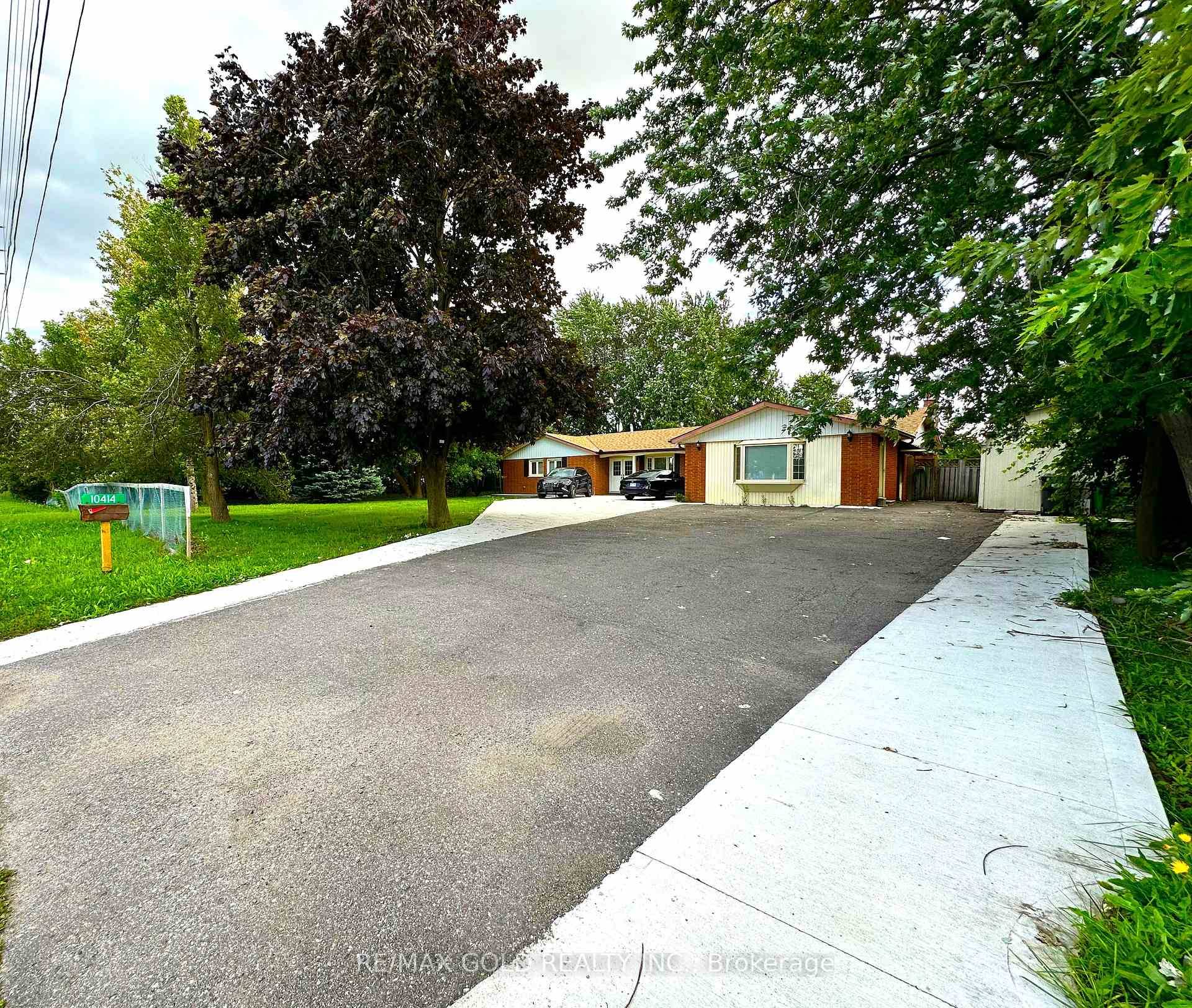 Incredible Location. For Lease 5 Bedrooms With Sep Living, Dining And Family Rooms With Hardwood Floors, Porcelain Tiles In Foyer, Kitchen And Washrooms, Kitchen With Quartz Countertops, High End Built ...