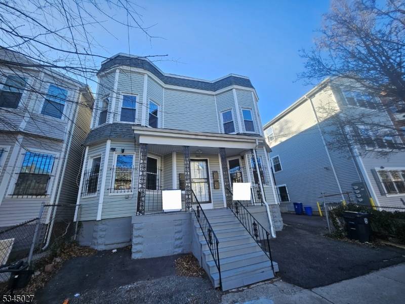 Fantastic 4 unit building to share or invest in.