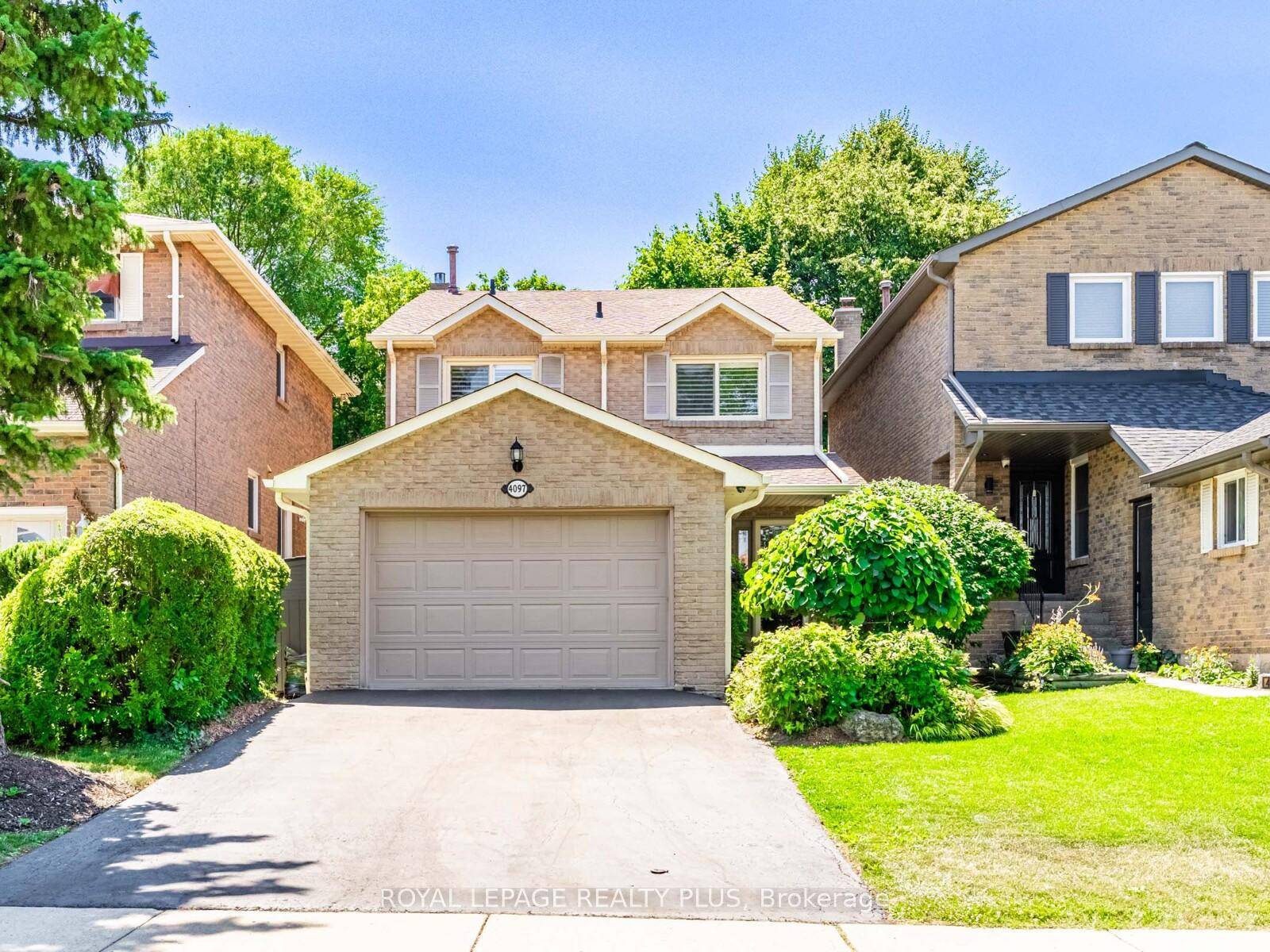Bright and beautifully maintained 5 level Backsplit in much sought after Sawmill Valley !