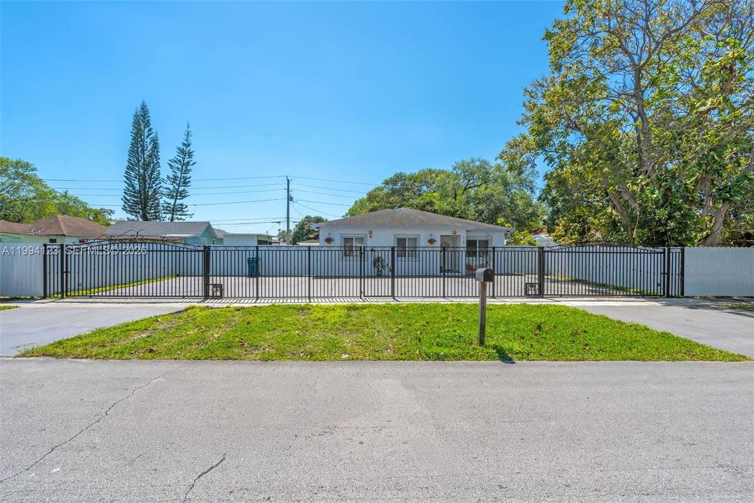 Beautifully maintained home 4 3 in the heart of Miami Gardens convenient location with easy access to major highways !