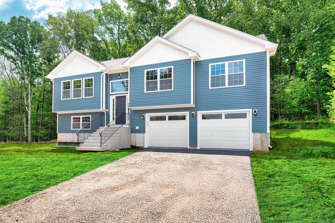 Located on one of Manchester's most desirable location and surrounded by 177 acres of conservation land, this brand new construction is a great choice for those who are looking for ...