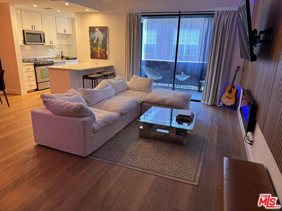 7250   Franklin Ave 2BR Hollywood Hills East La
