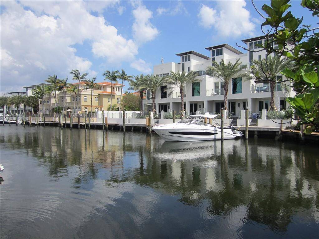 PRIME LOCATION IN LAUDERDALE BY THE SEA !