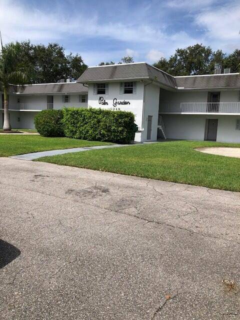 Centrally located in PBG, this second floor corner unit condo has 2 br, 2 full bath.