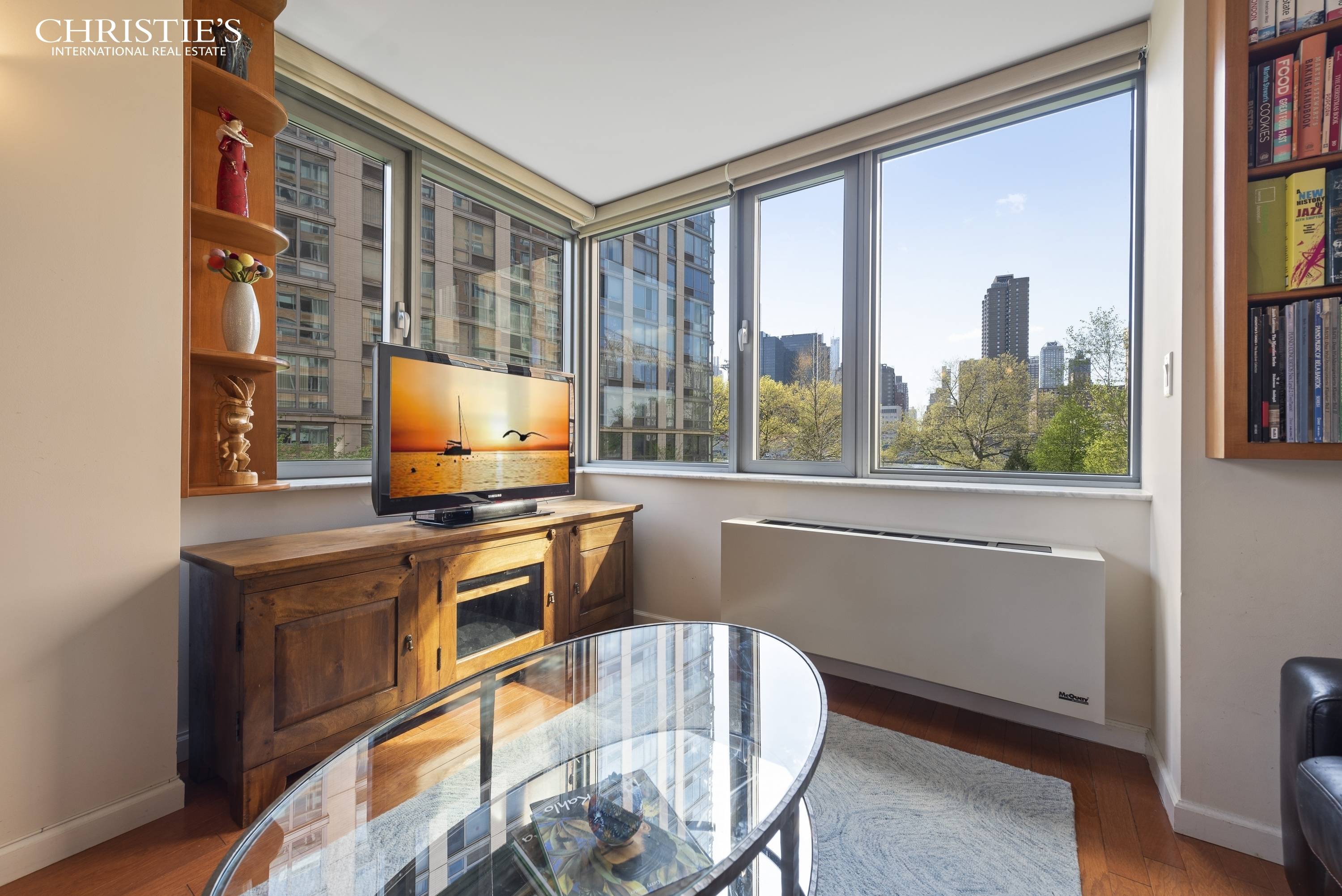 Just one flight up from the lobby, with skyline, river, bridge and lawn views from every room, oversized windows and combined monthlies under 950 per month this corner 2 bedroom ...