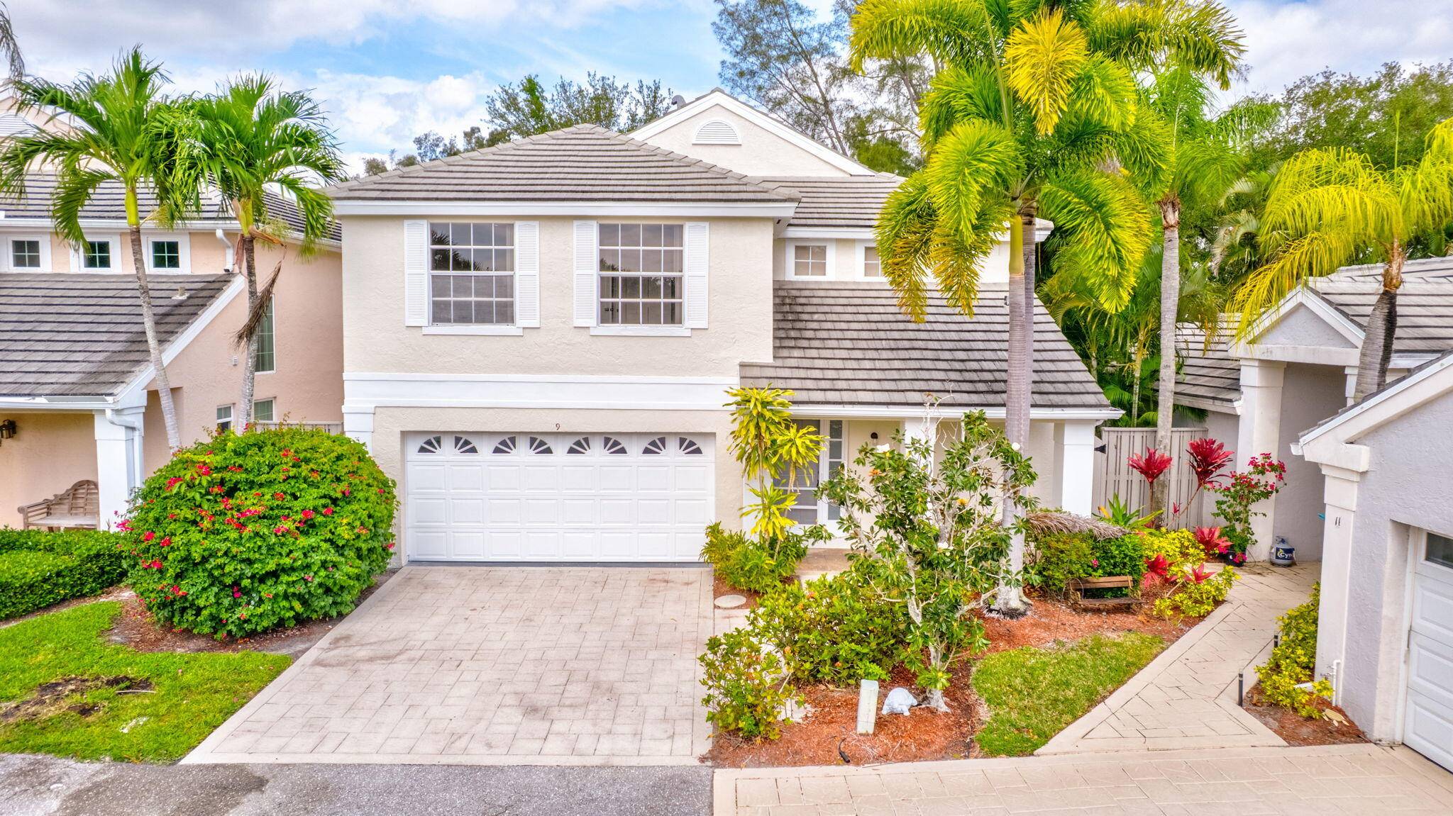 BEAUTIFUL HOME WITH LAKES AND GOLF COURSE VIEWS.