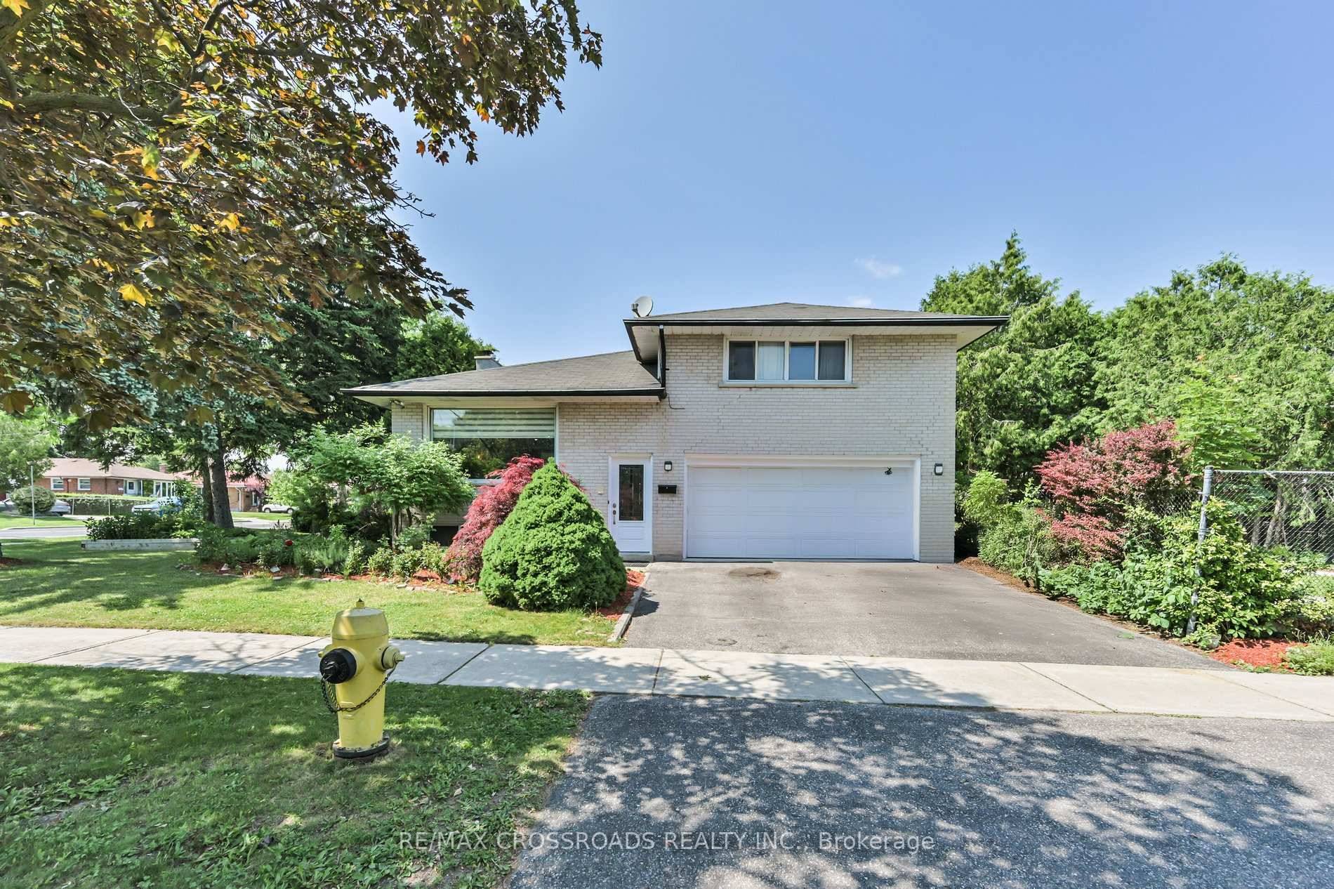 Fabulous 4 level sidesplit with double garage !