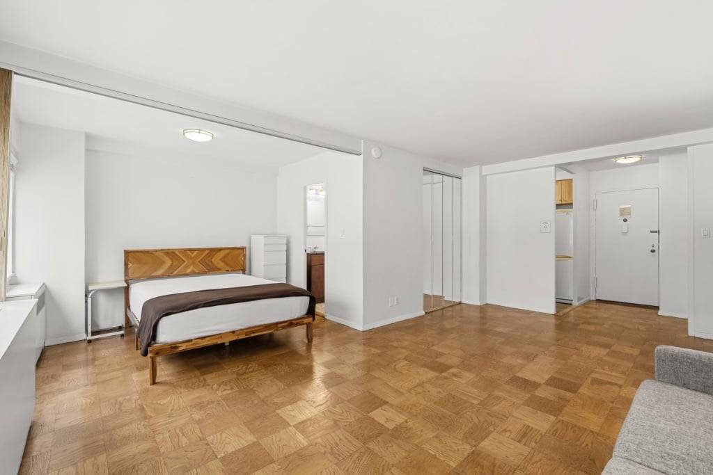 Welcome to 10E, the largest studio floorplan in the building, located just steps from Central Park !