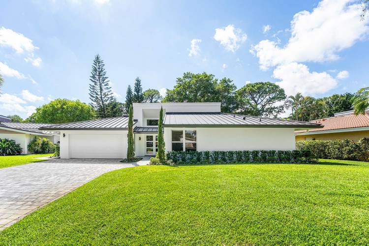 Welcome to 654 W Lakewoode, a beautifully renovated residence nestled in the exclusive, gated community of Seagate Country Club.