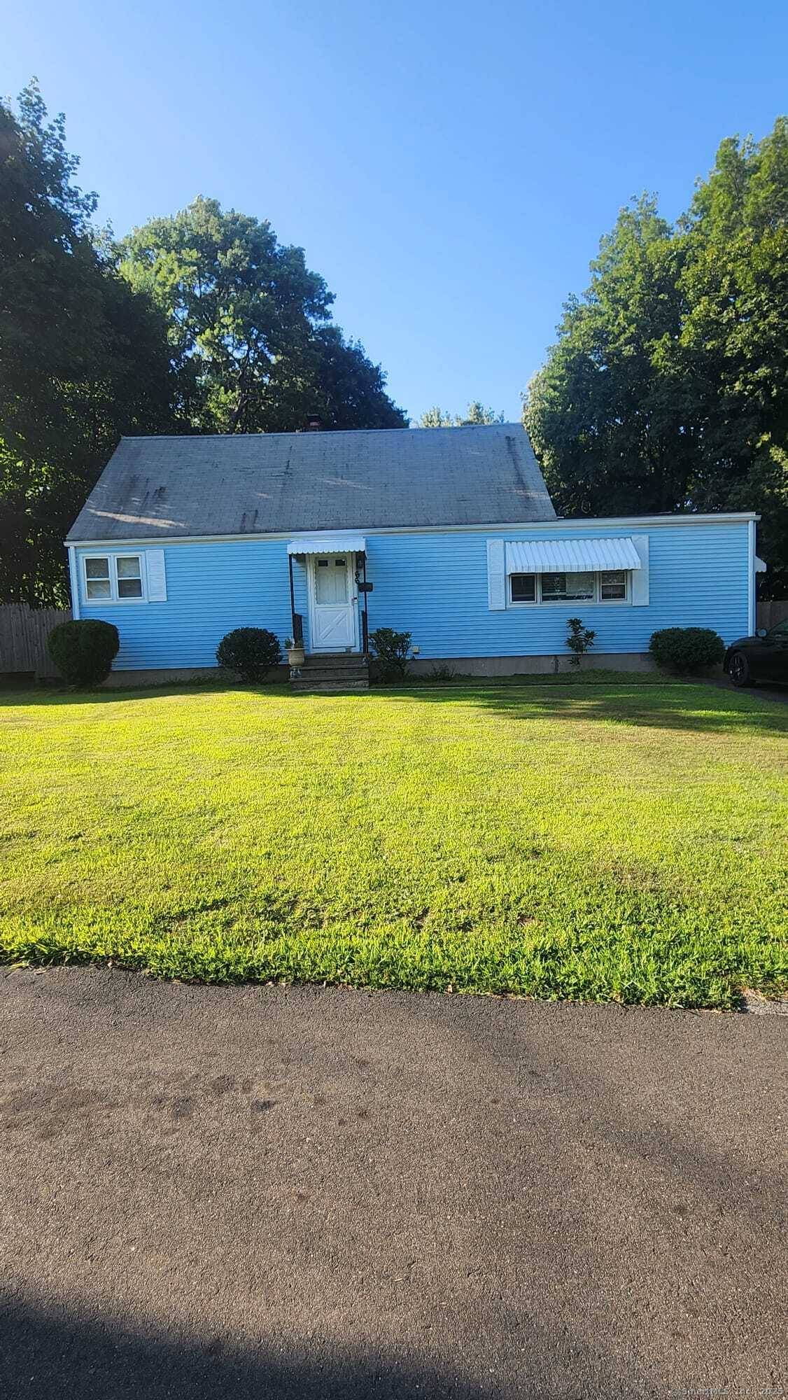 UPPER NORTH END TRUMBULL LINE Cape style, ready for owner occupied or investors.
