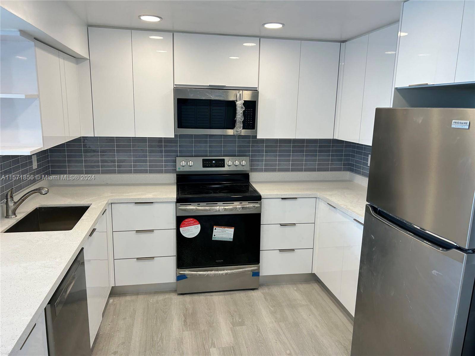 Stunning Happy Home ! Move in ready and full of natural light.