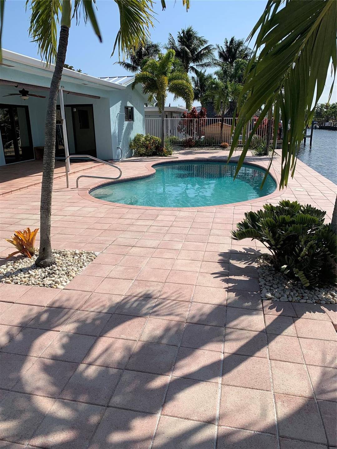 Beautiful UNFURNISHED 2 Bedroom, 2 Bath waterfront home with an open floor plan ideal forentertaining !
