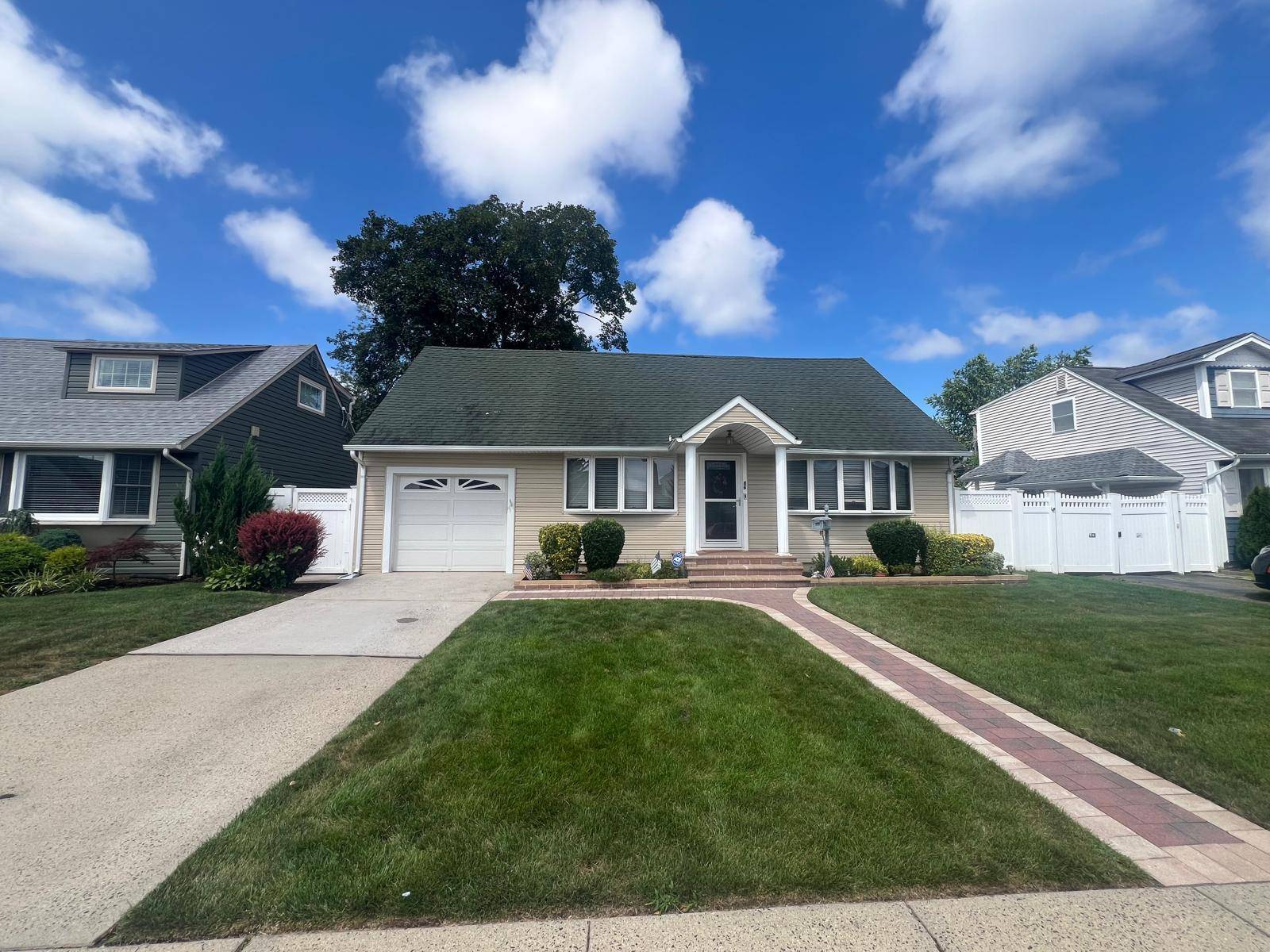 Charming Expanded Cape for rent in Hicksville !