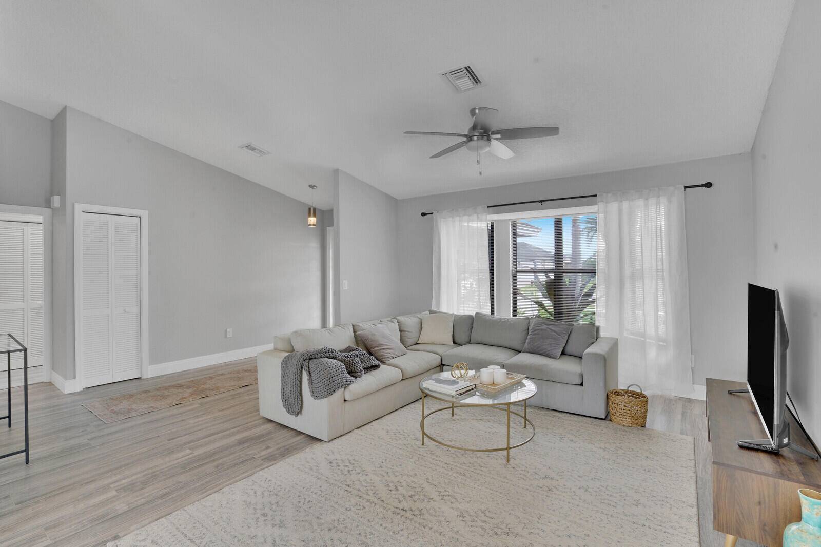 Bright and spacious beautifully furnished 4 2 heated pool home available for a full 2025 2026 season in sought after Sugar Pond Manor in Wellington !