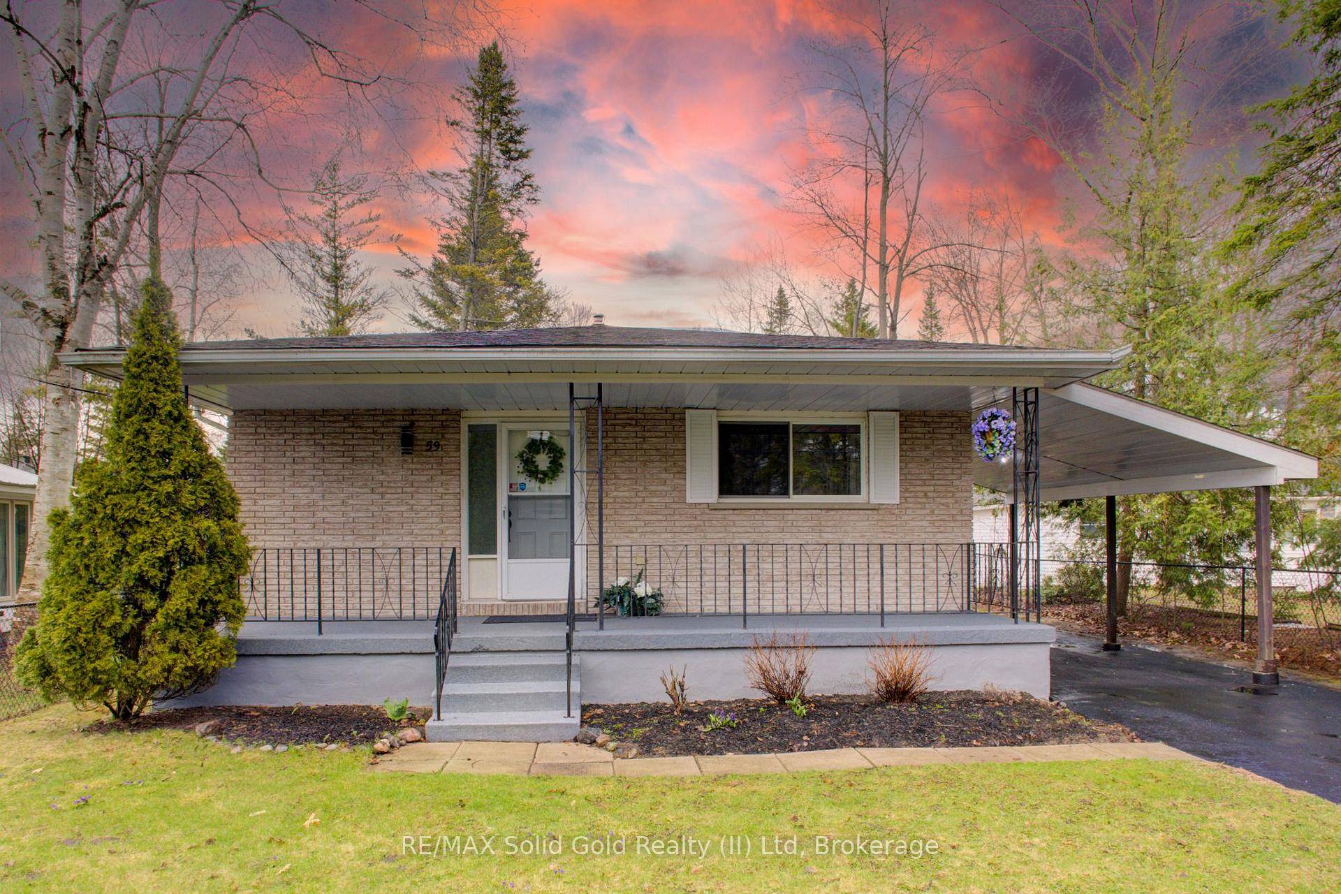Charming amp ; Modern Bungalow in Wasaga Beach !