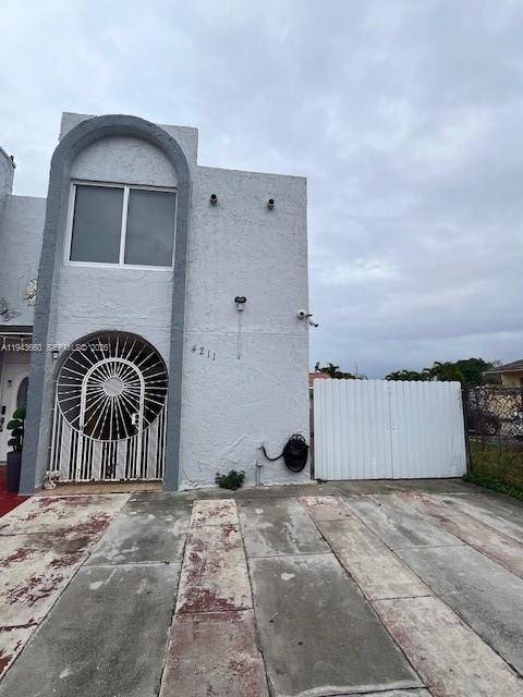 A charming townhouse located in the heart of Hialeah, in Mango Hills.