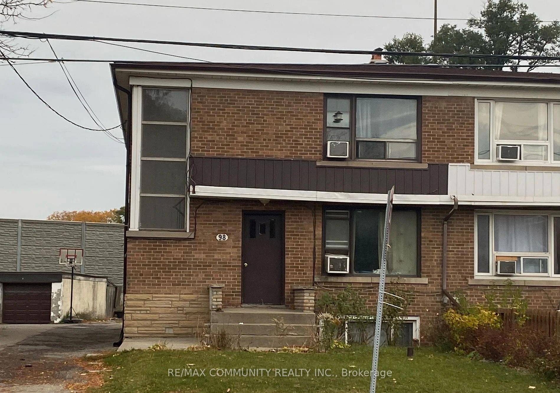 Amazing Lease Opportunity, 3 Spacioius Bedrooms, 1 Full Size Washrooms Main Level Unit, Incredibly Spacious And Functional Layout, Massive Backyard, Stainless Steels Appliances, close to transit, amenities and more, located ...