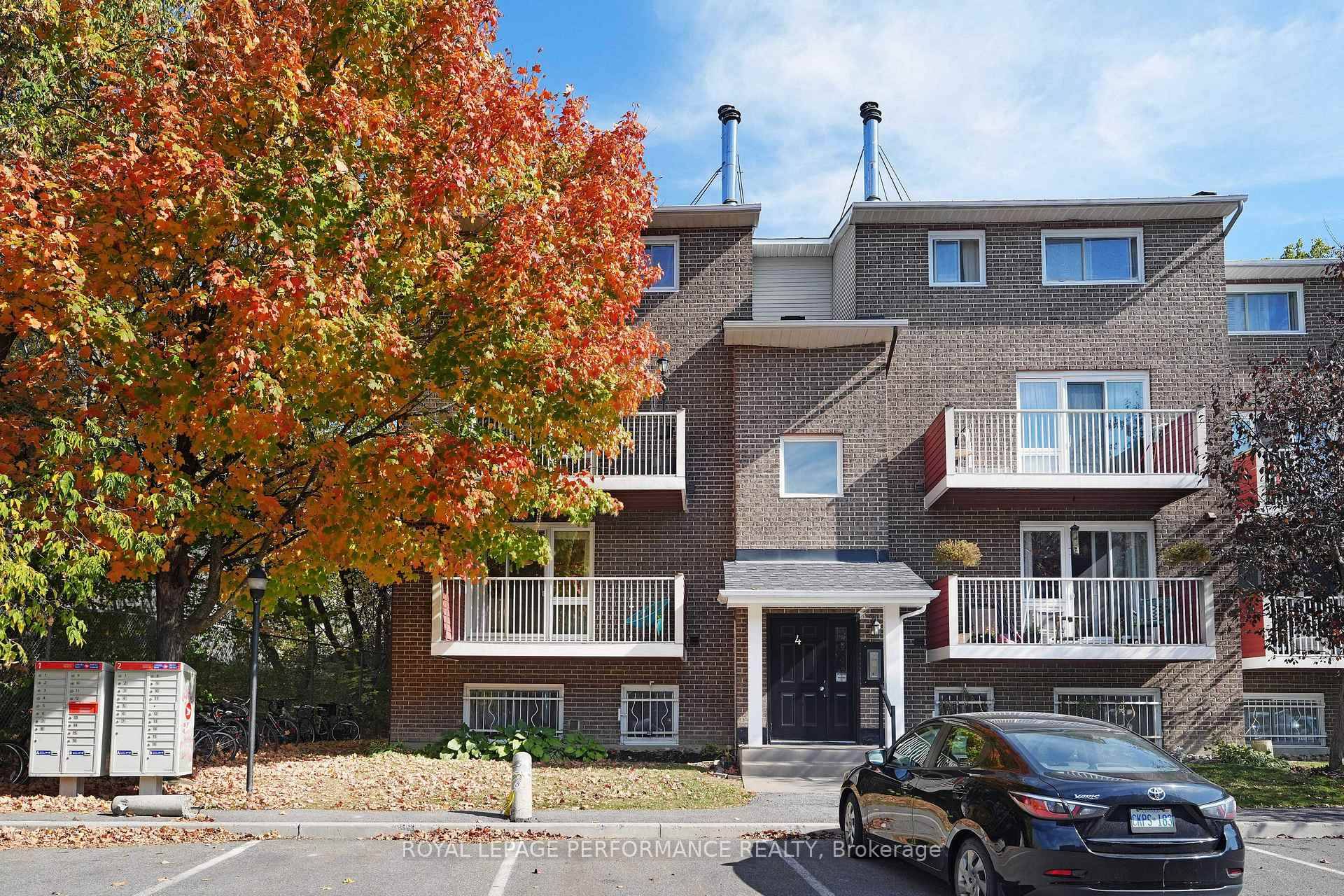 This well located and well situated end unit 2 storey condo in convenient Blossom Park is a gem !