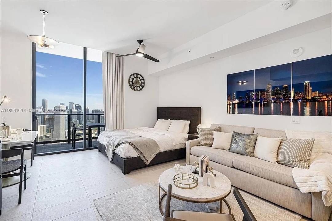 Your Luxury Escape in the Heart of Miami Penthouse with Espectacular Views and Total Flexibility Imagine waking up in a dream penthouse, fully Furnished, where every detail invites relaxation.