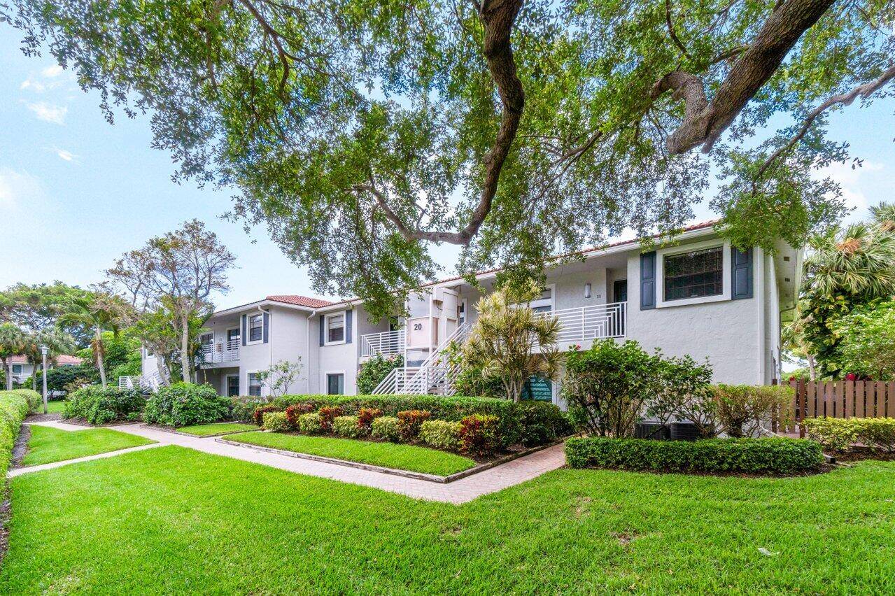Stylish 2br, 2bth corner condo in Hunters Run Country Club awaits !