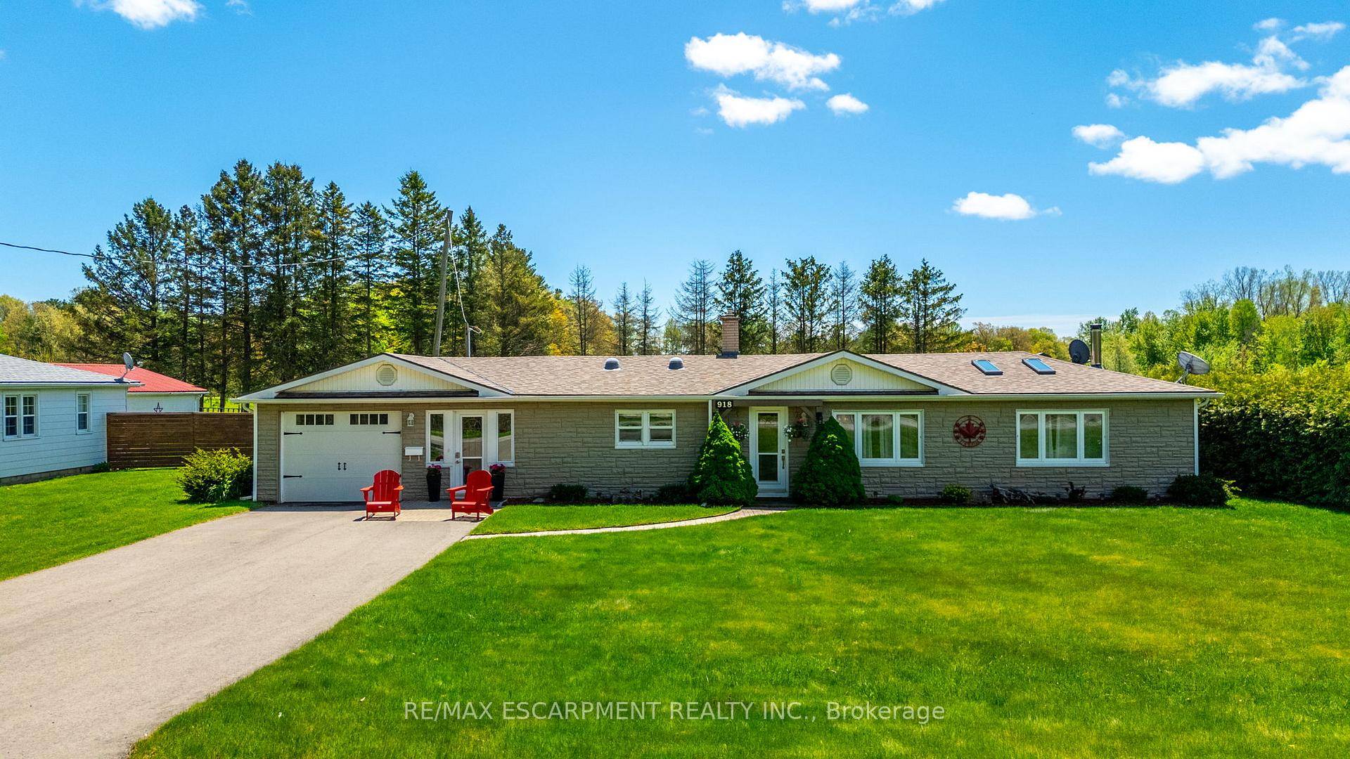Welcome to your own private retreat, just minutes from Turkey Point Beach and a variety of popular lakeside restaurants.