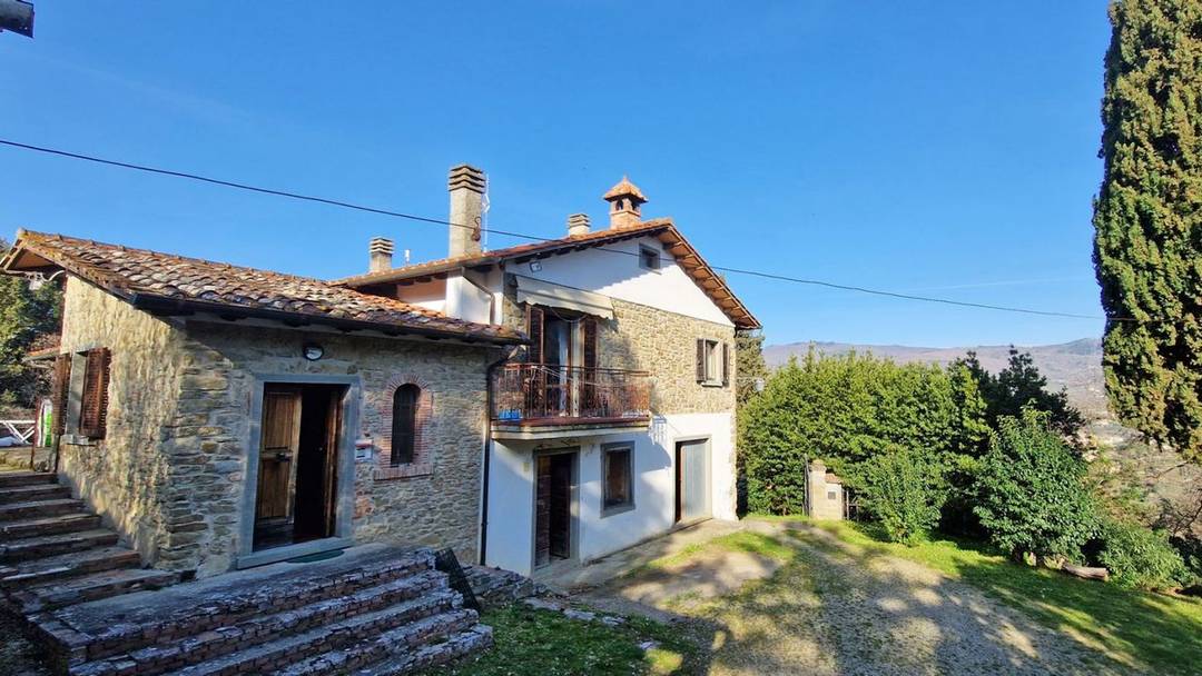 Country house for sale in Arezzo in Tuscany. Farmhouse with annexes and 3 hectares of land for sale just 2 km from Arezzo