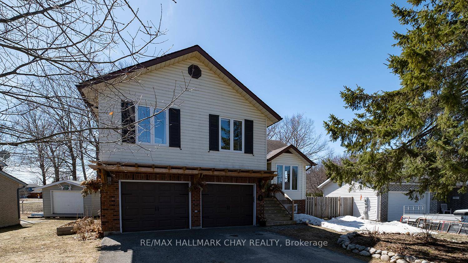 Welcome to 14 Sulky Drive Where Elegance Meets Modern Living !