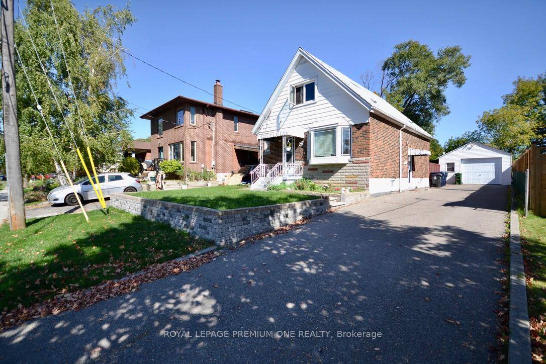 Welcome to 47 Singleton Dr, a great opportunity in a family friendly neighbourhood backing onto beautiful Wexford Park.