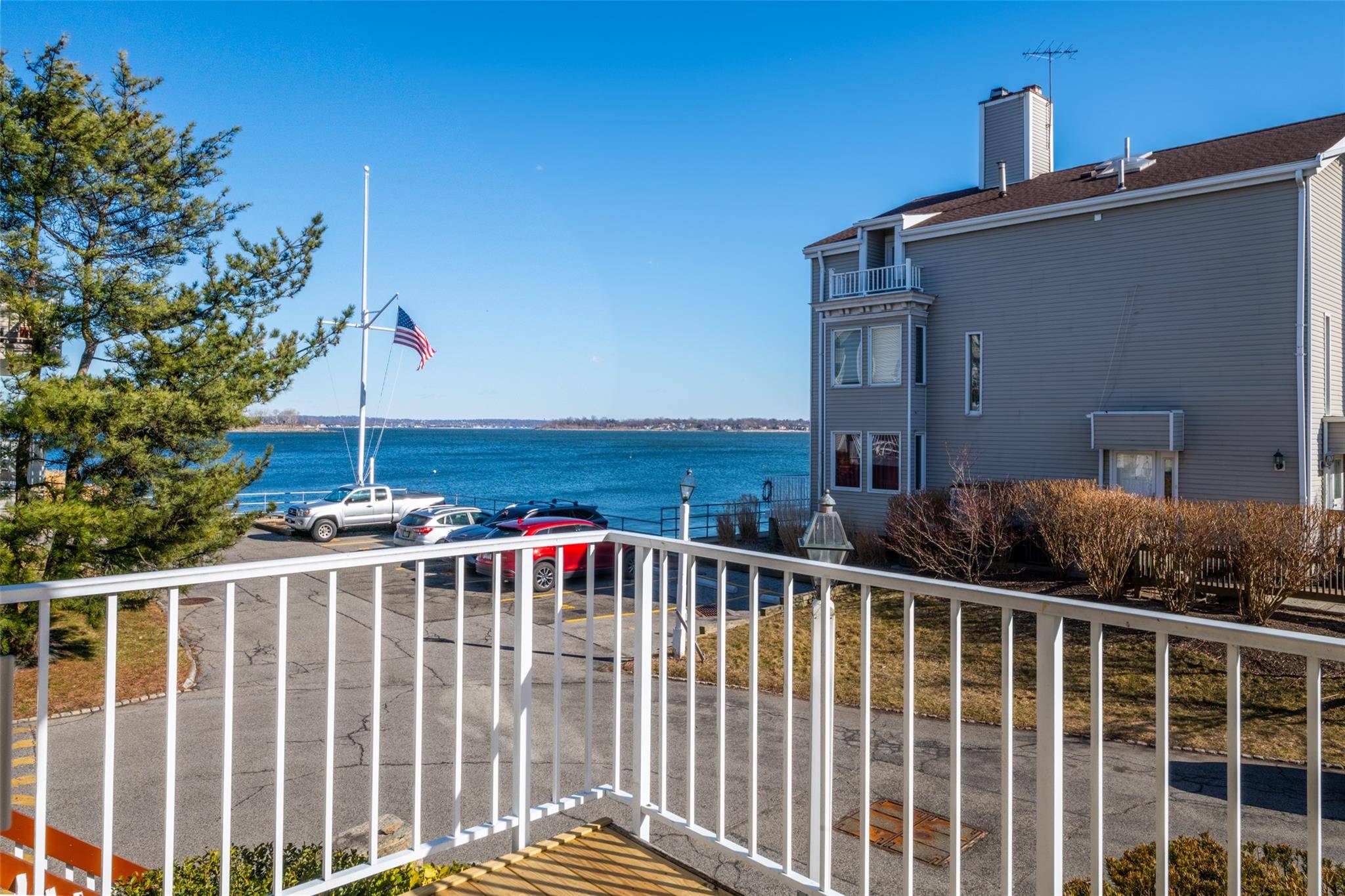 Price improvement ! Welcome to City Island, the hidden gem of the Bronx !