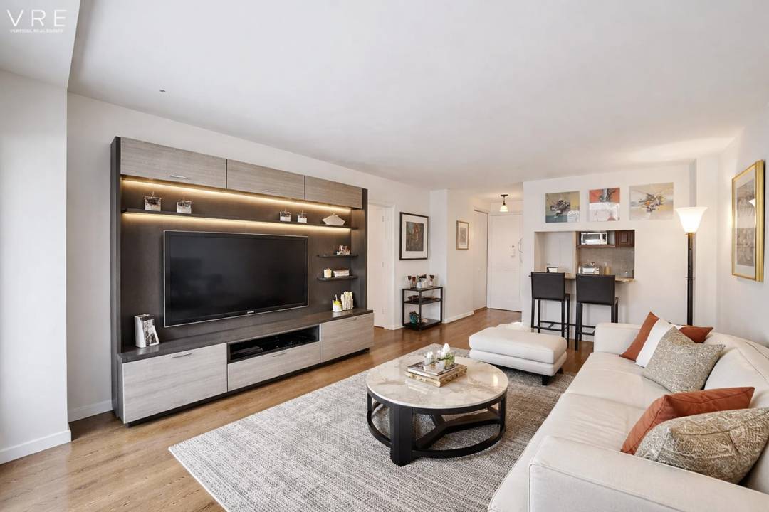High Floor Private Terrace Stunning ViewsThe Frost House the Perfect Upper East Side One BedroomPerched high above the city, this sun drenched one bedroom offers open western views, a private ...
