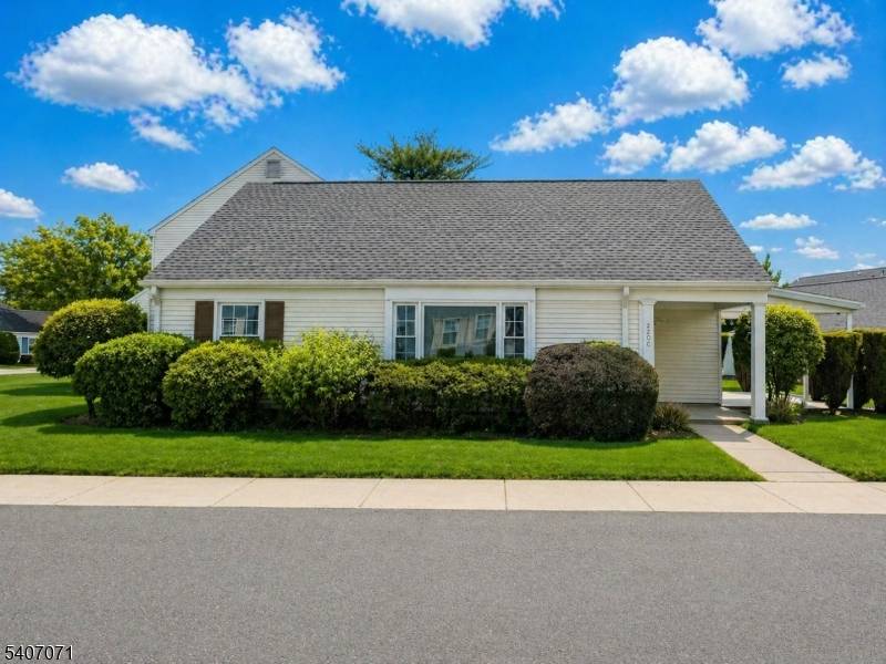 Beautifully renovated 2 bedroom, 1.