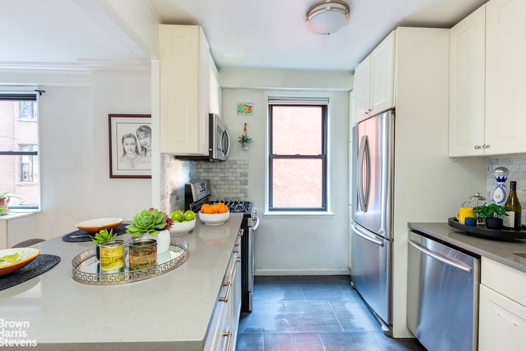 Expansive Convertible One Bedroom with 21 Foot Living Room Thoughtfully renovated and oversized, this expansive one bedroom home offers 700 square feet, exceptional storage, and the flexibility to convert into ...