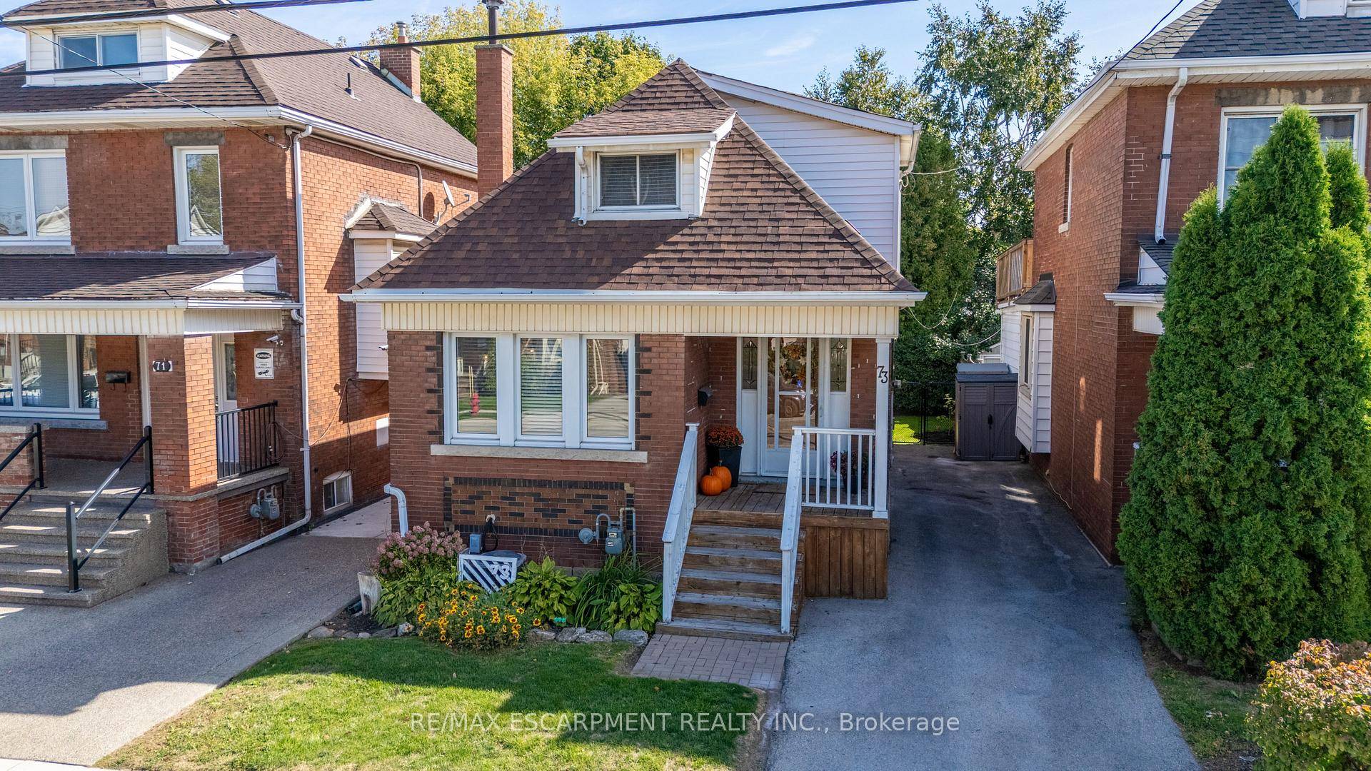 Welcome to this charming and well kept 2 bed, 2 bath home perfect for first time home buyers looking to put down roots !