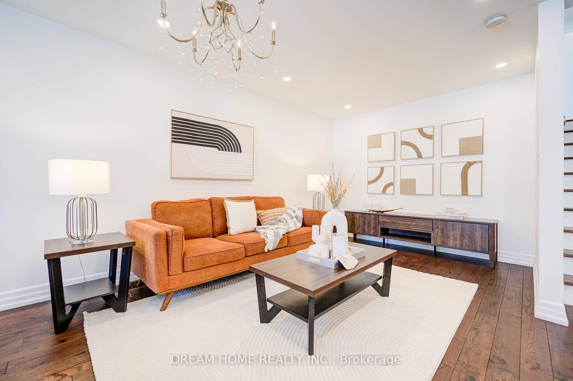 Move in ready beautiful 2 bedroom main floor unit in the heart of Richmond Hill !