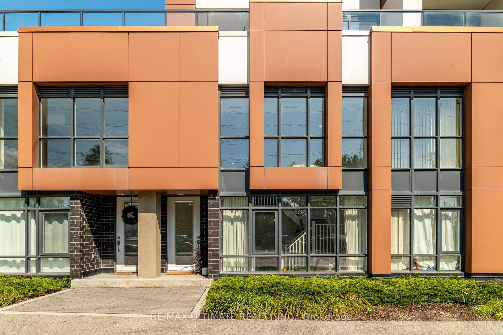 Welcome to this rarely offered, stylish and contemporary loft in the heart of Uptown Burlington.