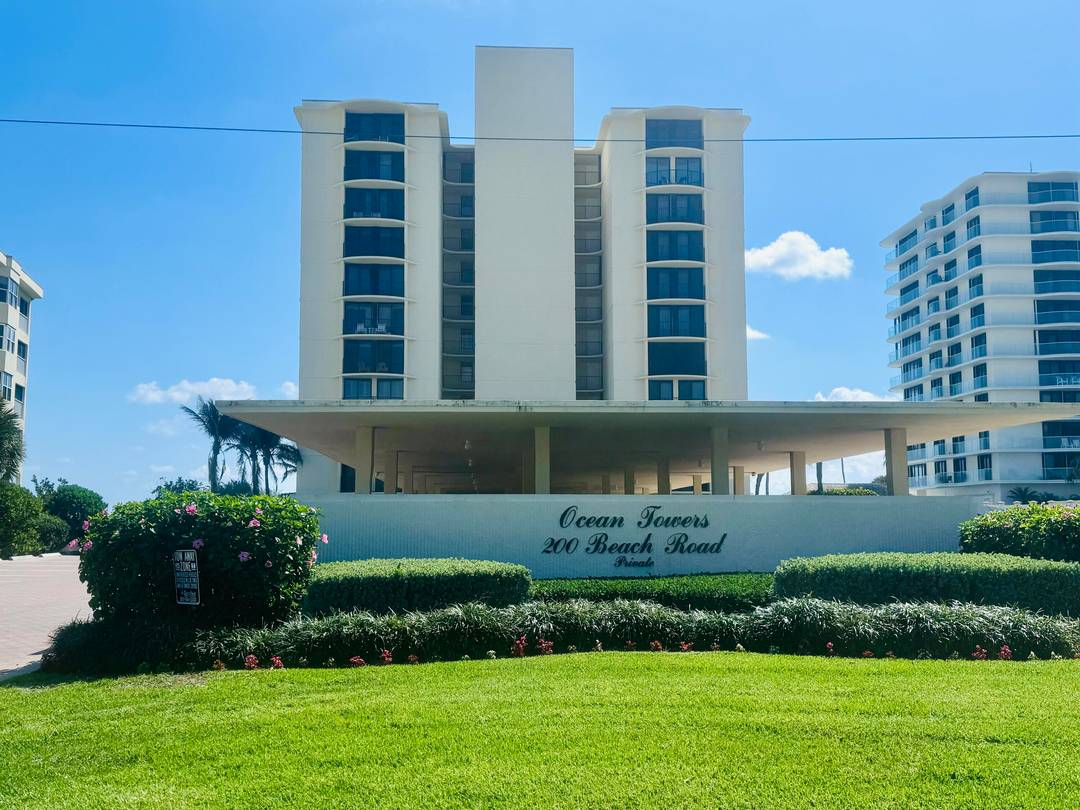 Wow ! Looking for an unobstructed view of the ocean ?