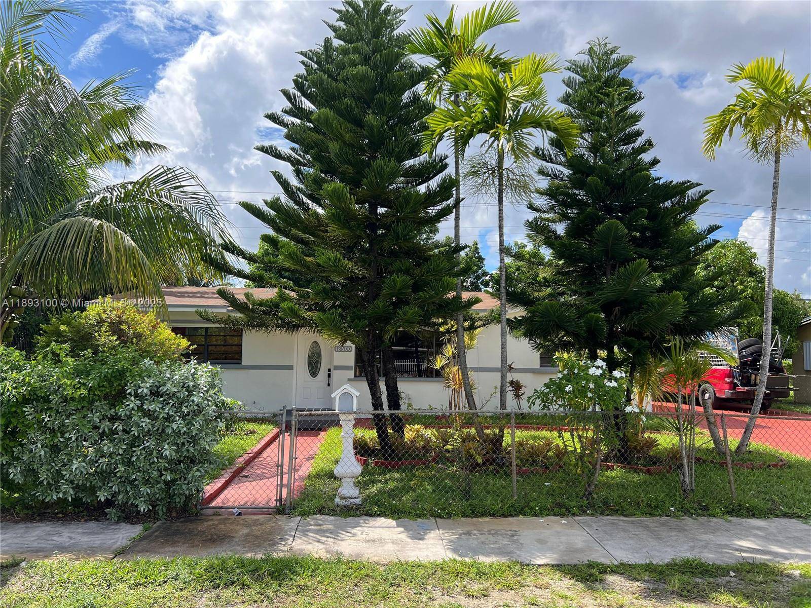 Excellent property with annexes, ready for new buyers or investors, in the city of FIFA, Spacious, bright, courtyard, fruit trees, private fenced, with excellent potential, very motivated sellers, Build your ...