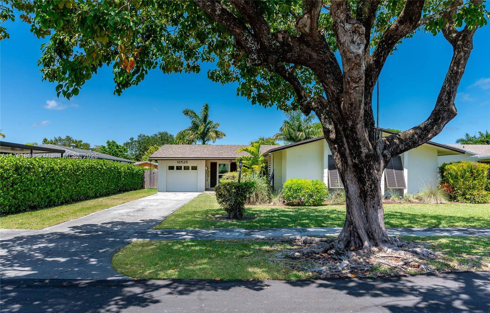 Beautiful 4 Bedroom Home in Palmetto Bay with Pool This completely remodeled 4 2 home offers the perfect blend of comfort and style.